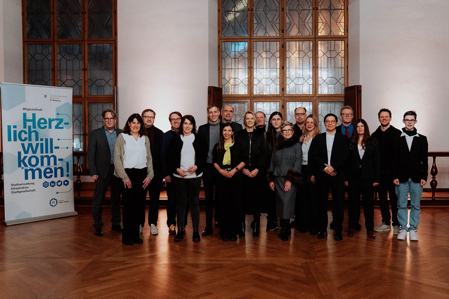 Das Bild zeigt ein Gruppenfoto mit den Mitgliedern des Digitalrats im Rathaus