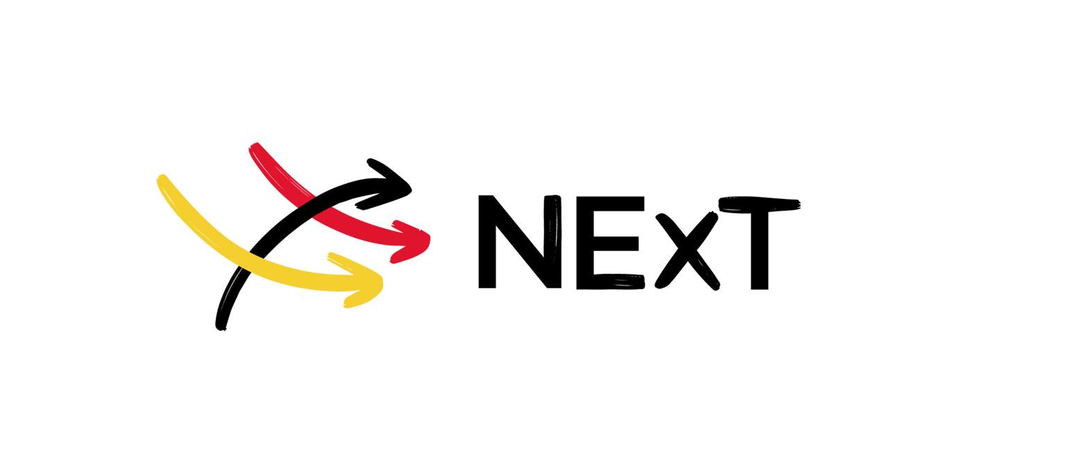 Das Logo zeigt den Schriftzug NExT und als grafisches Element 3 Pfeile in Schwarz, Gelb und Rot