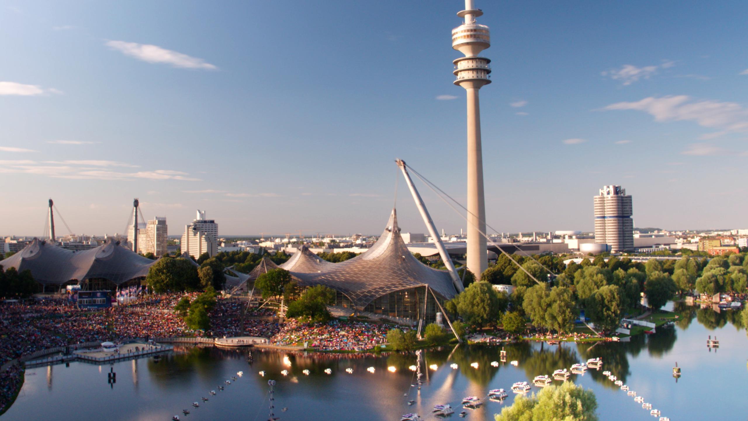 Weiter Münchenblick mit Olympiagelände im Vordergrund