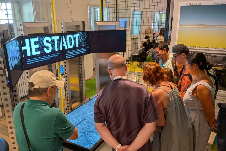 Data Soil Tisch mit Besucher*innen
