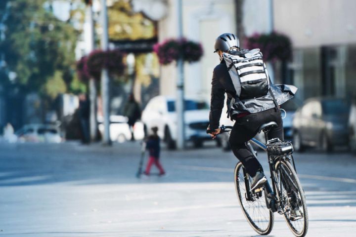 Fahrradfahrer als Symbolbild für den Gewinn des Deutschen Fahrradpreises