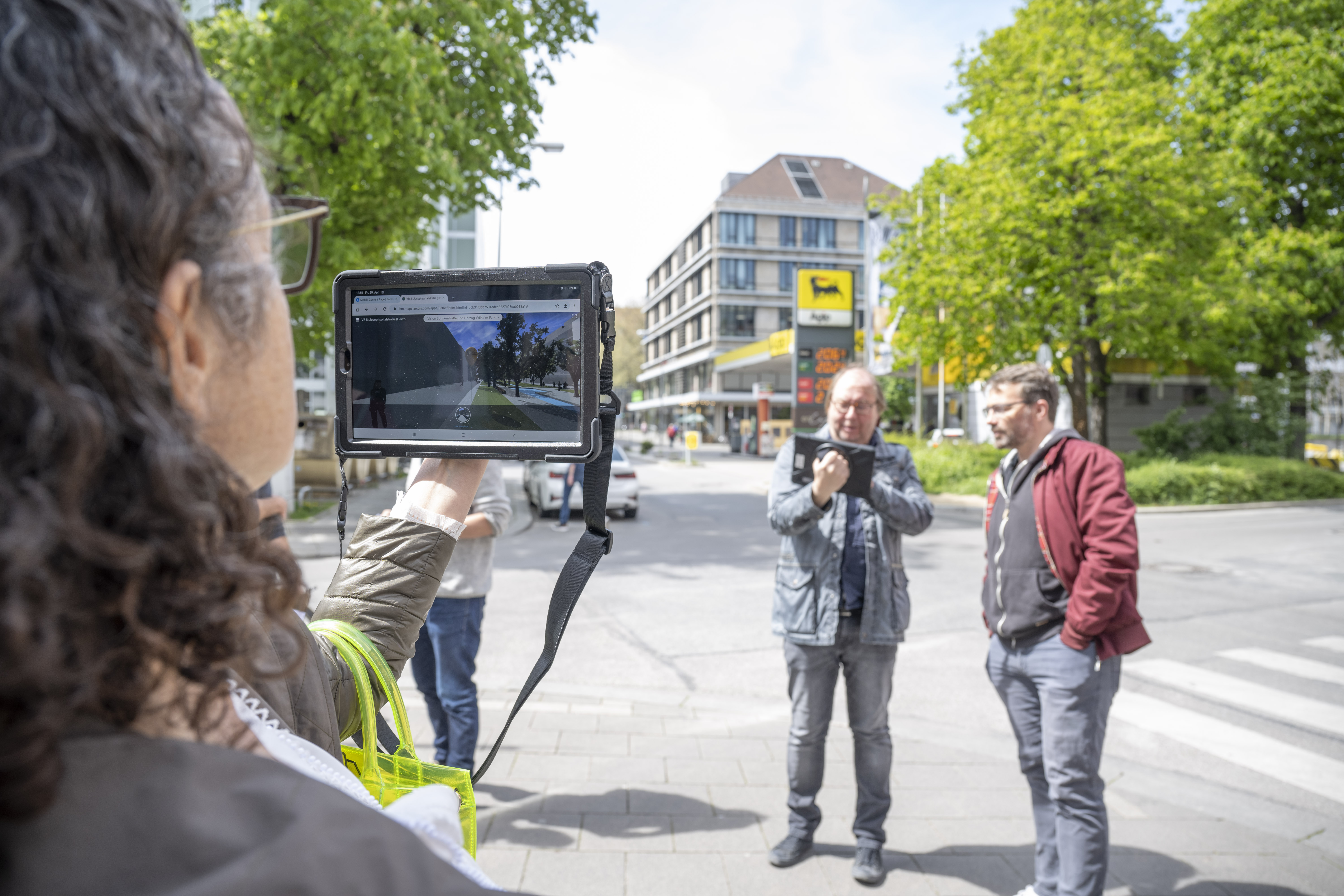 Foto einer Person, die ein Tablet mit der 3D Szene des Freiraumquartierskonzept Innenstadt Fokusraum 