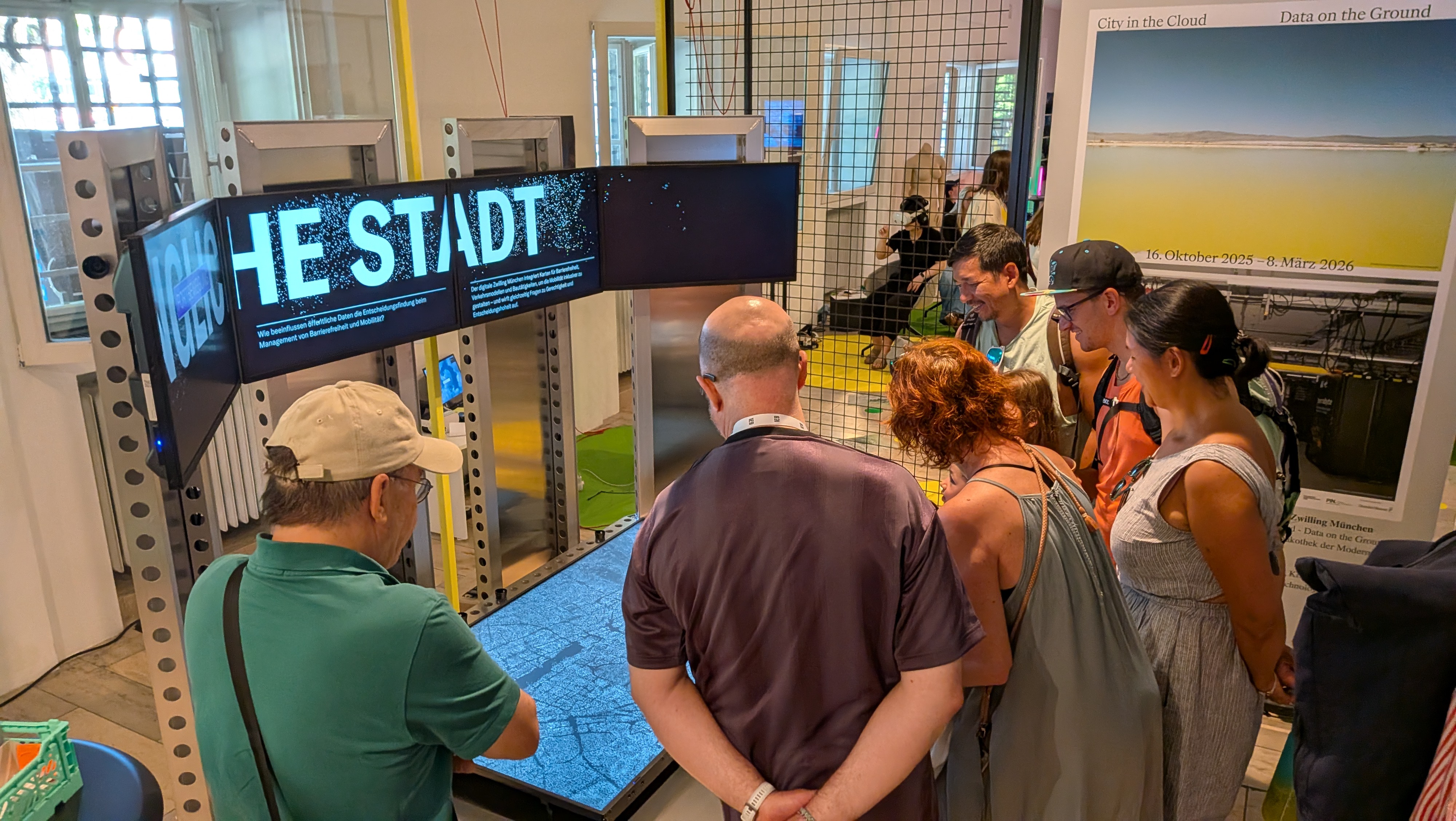 Data Soil Tisch mit Besucher*innen