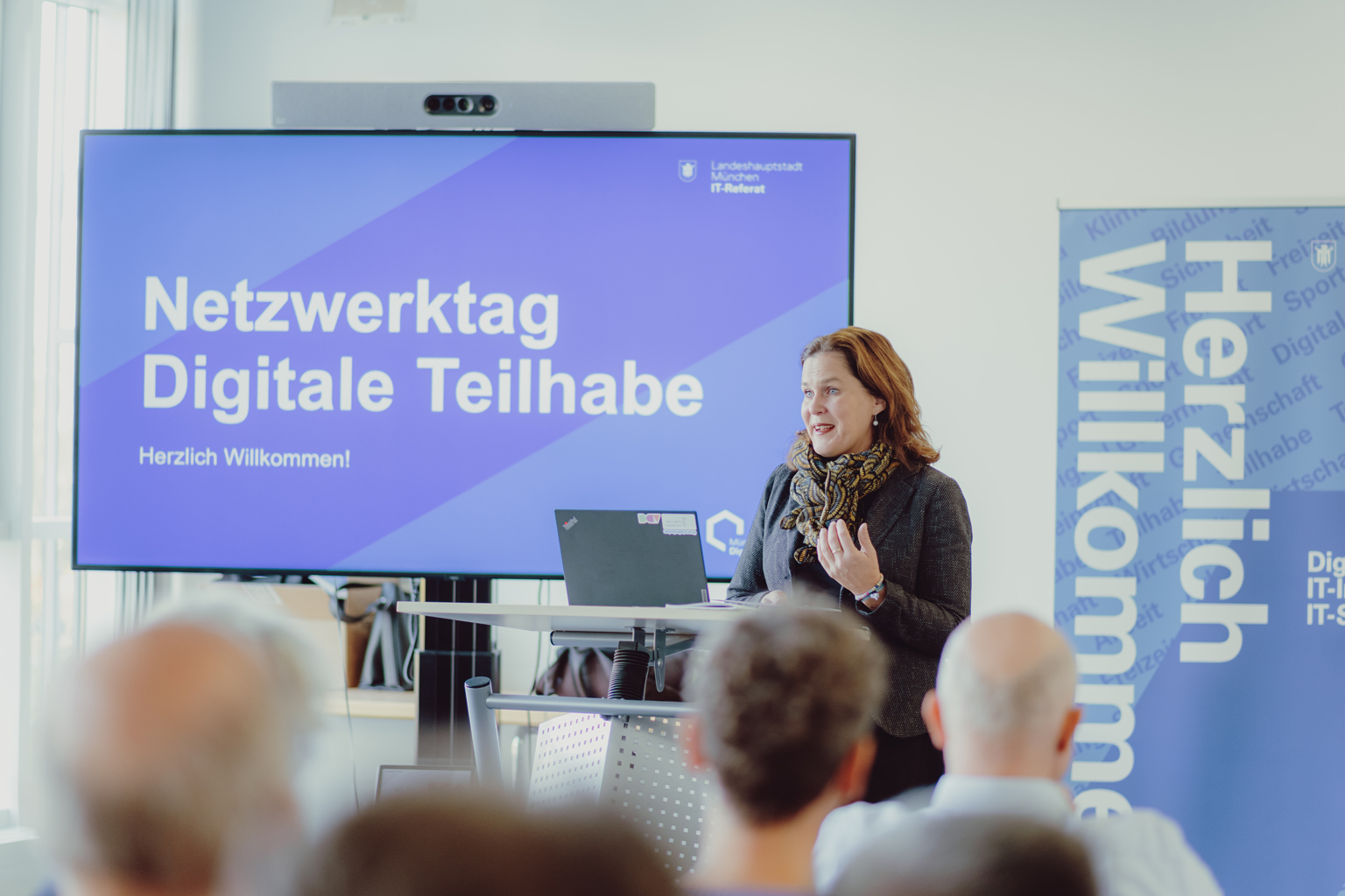 LHM-Netzwerktag 102025-Begruessung Verena Dietl Die Teilnehmenden schauen sich die neue Angebotsplattform auf ihrem Handy an.
