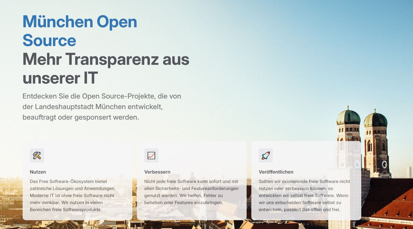 Das Bild zeigt einen Screenshot der Webseite München Open Source mit der Headline"Mehr Transparenz aus unserer IT", im Hintergrund ein Foto von der Stadt München mit den Frauentürmen