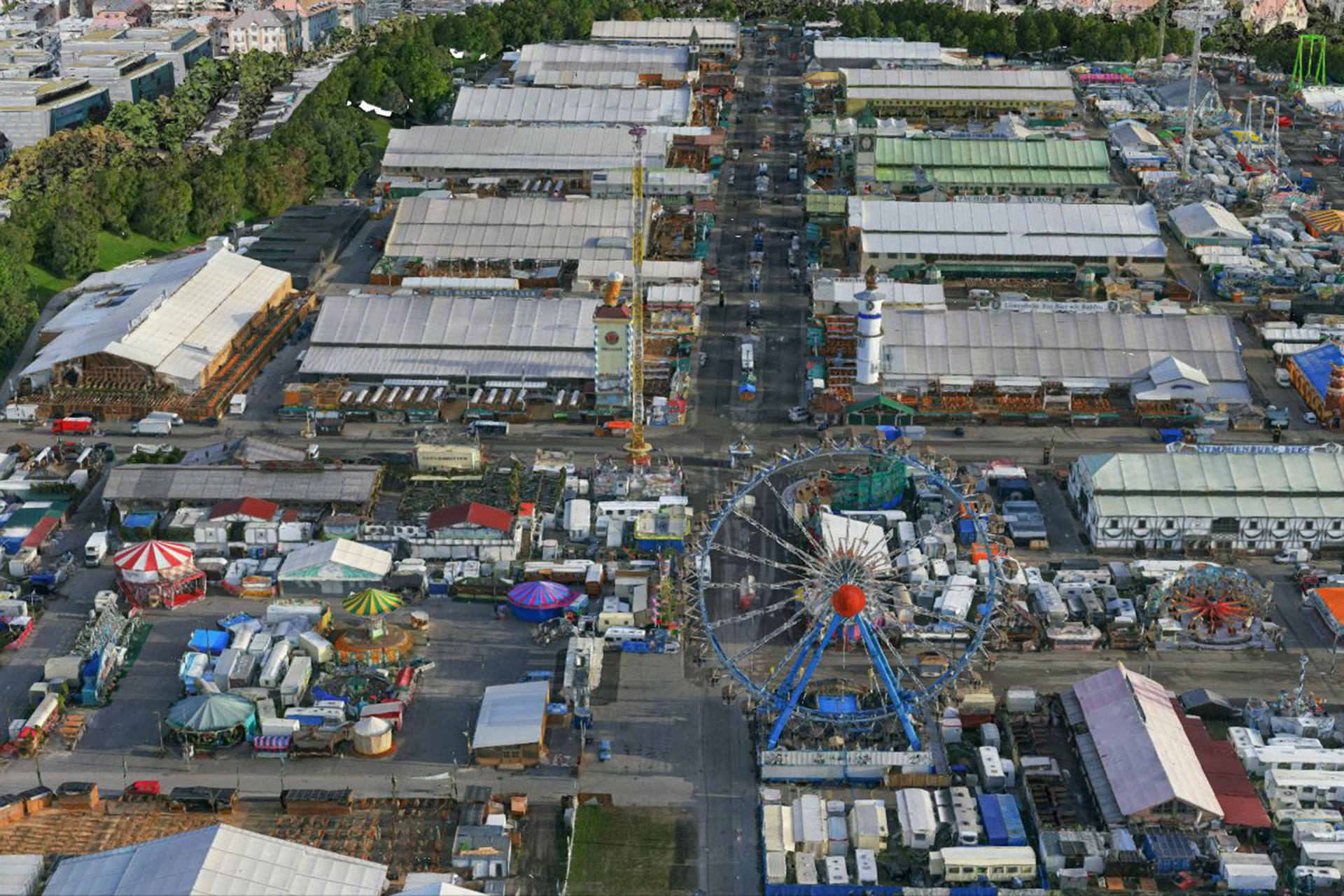 Ausschnitt des hochaufgelösten 3D Modells des Oktoberfestes auf Basis der Drohen-gestützten Datenerfassung: Sicht auf das 3D-Modell vom Riesenrad in  Richtung des Haupteingangs