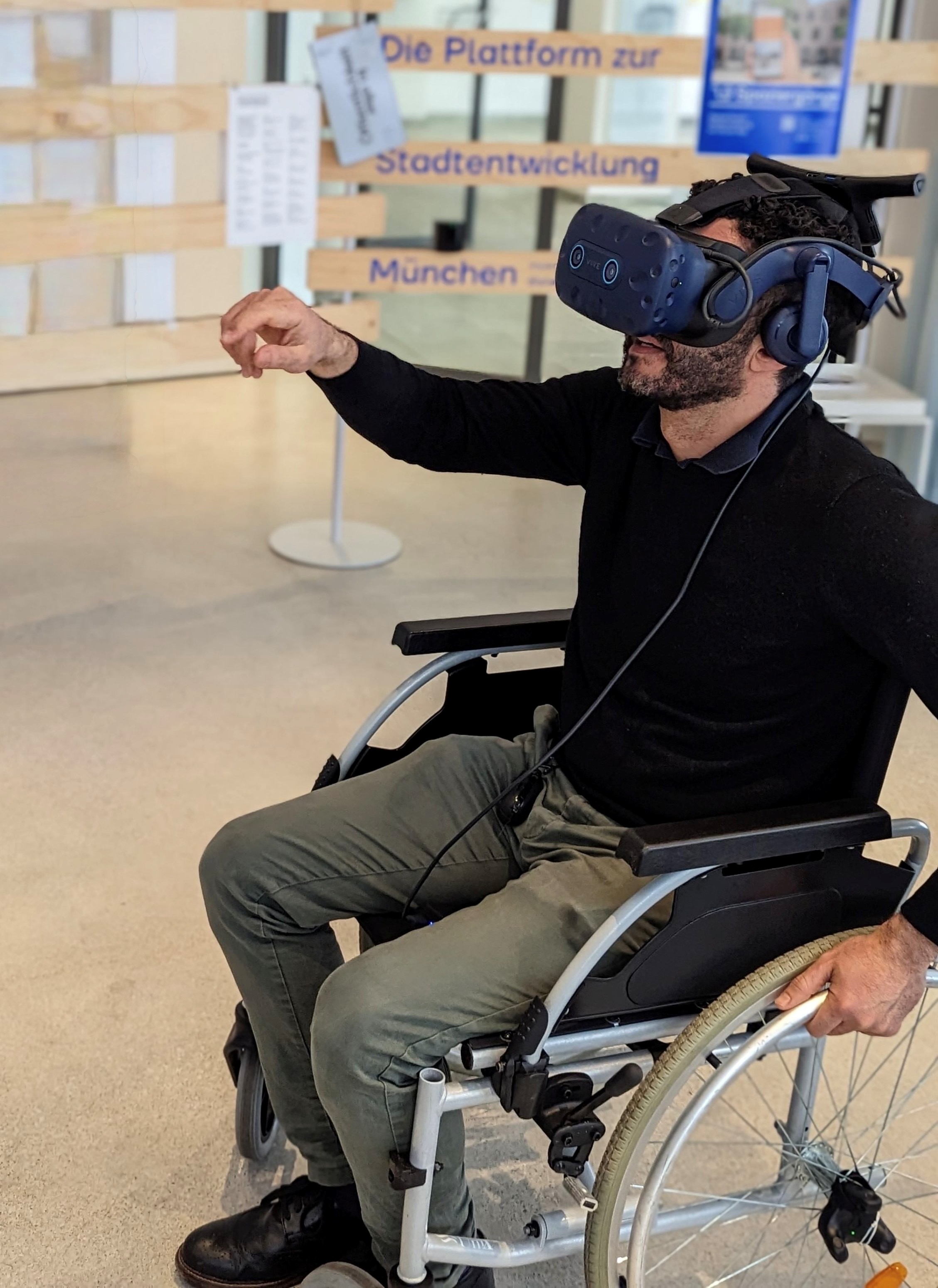 Der VR-Rollstuhlsimulator besteht aus einem Rollstuhl, einem kabellosen VR-Headset und VR-Trackern, die die Bewegung der Reifen erfassen, um die Interaktion zwischen Rollstuhlfahrerinnen und anderen Verkehrsteilnehmenden zu untersuchen.