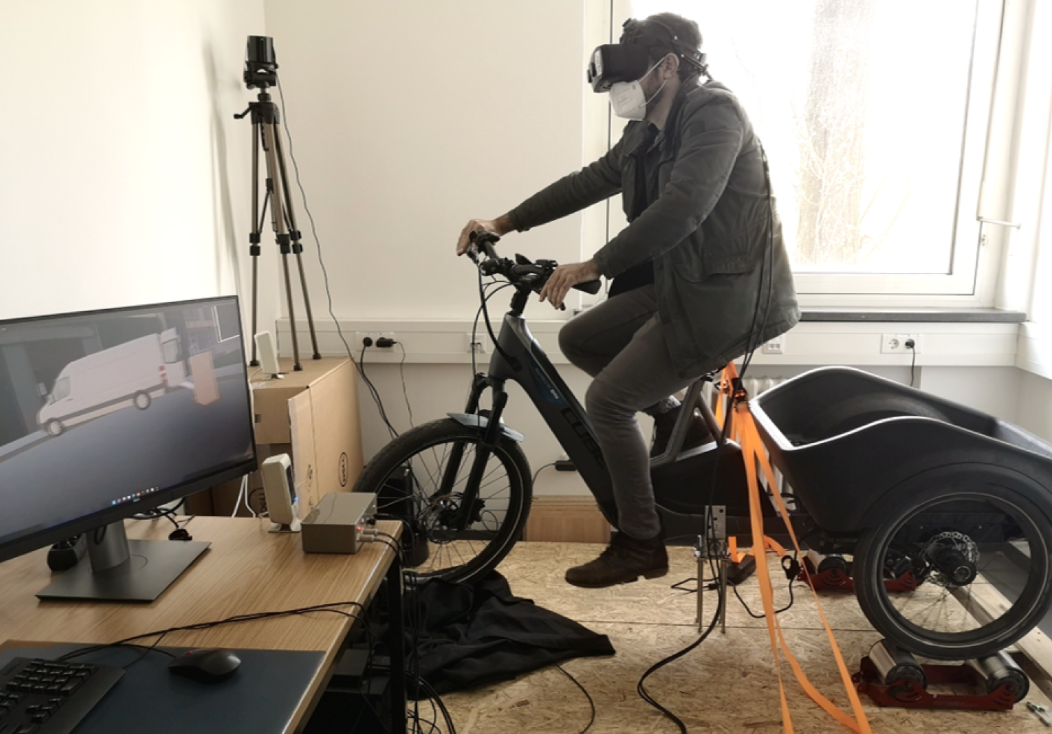 Für den gezeigten VR-Lastenradsimulator wurden ein Lasten-Trike, Sensorik und ein VR-Headset kombiniert.