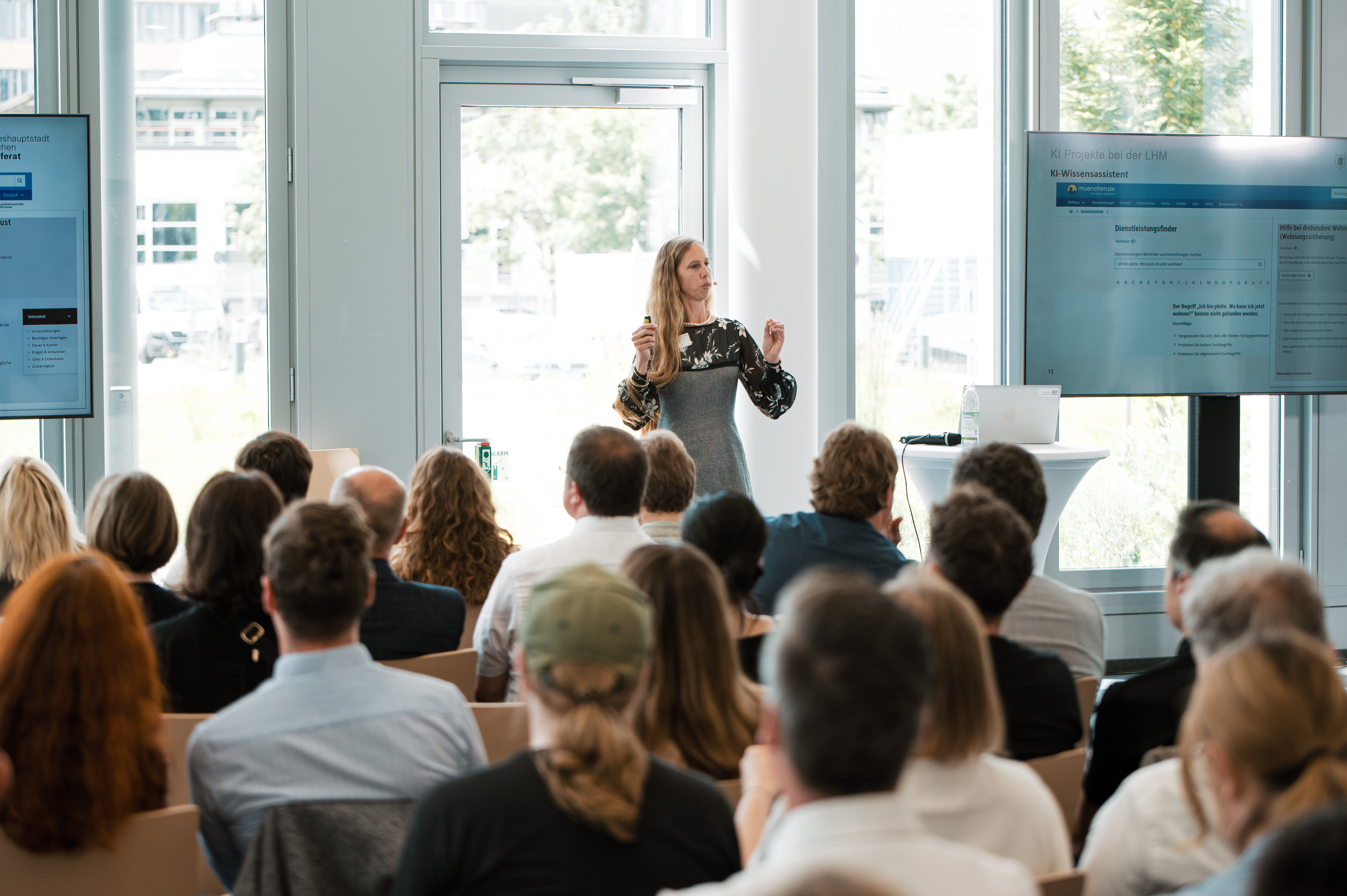 Im Vordergrund ist das Publikum zu sehen, das auf Dr. Stefanie Lämmle blickt.