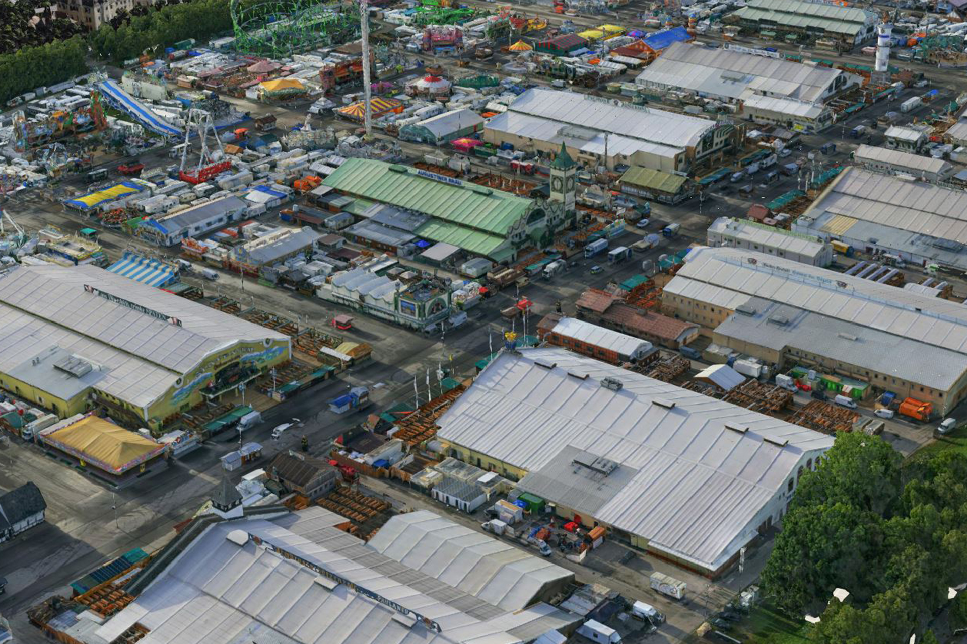 Section of the high-resolution 3D model of the Oktoberfest based on the drone-supported data acquisition: View of the Wirtsbudenstraße with festival tents.